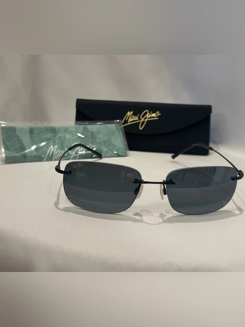 Maui Jim OHAI unisex Sunglasses Gray Lenses,Black Temples New with foldable case